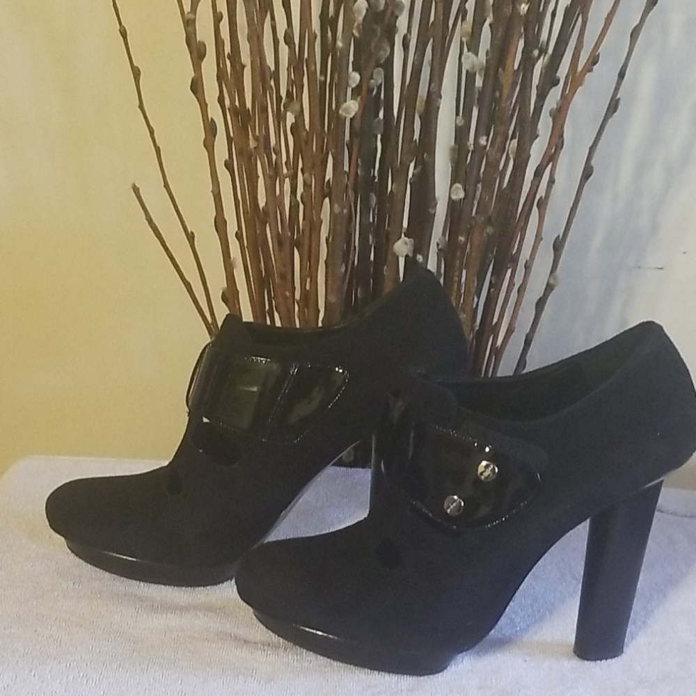 Shoes - Picture 2 of 5